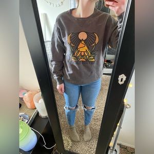 Gray graphic crew neck. Size S